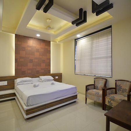Hotel Radhe Krishna Sholapur Exterior foto