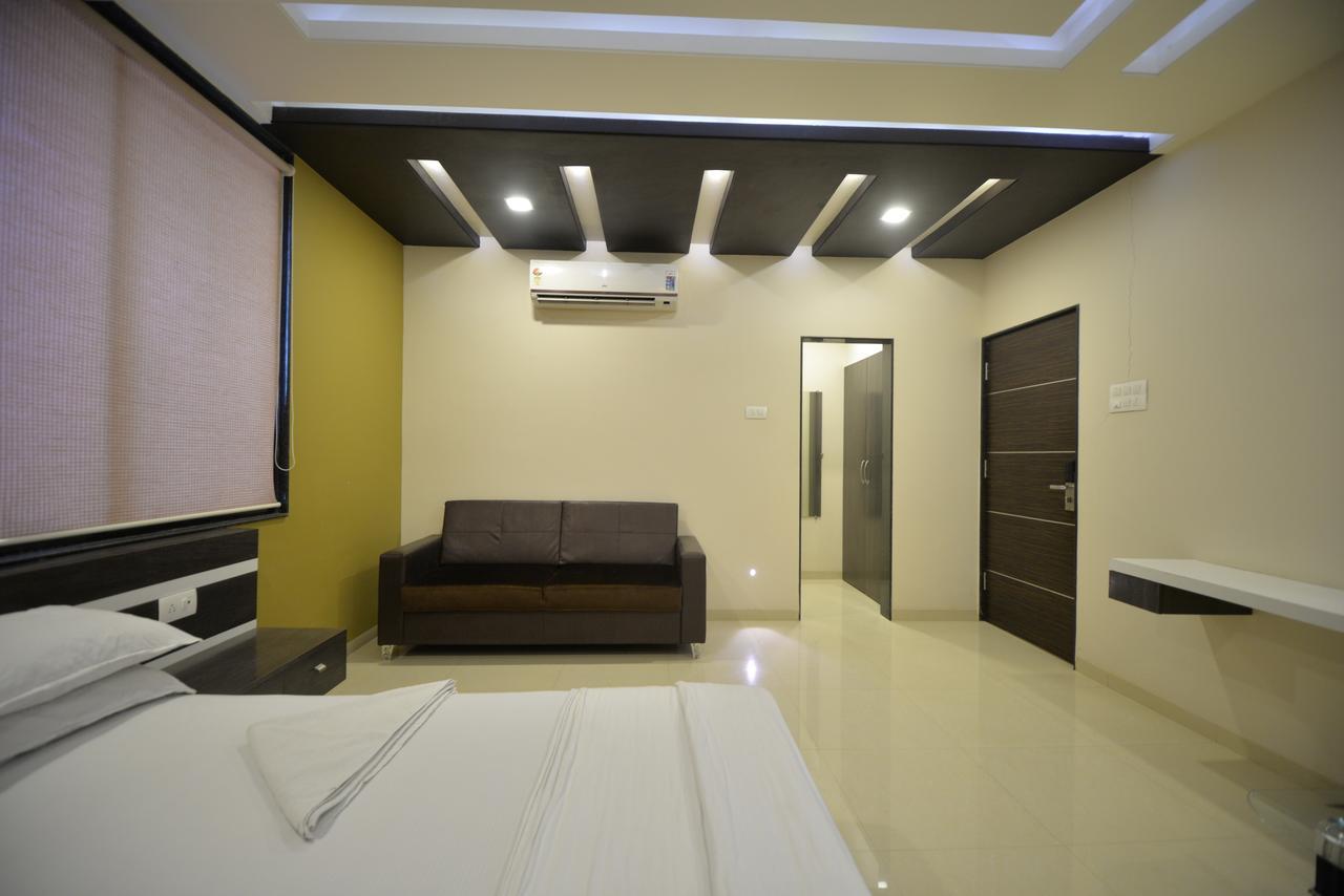 Hotel Radhe Krishna Sholapur Exterior foto
