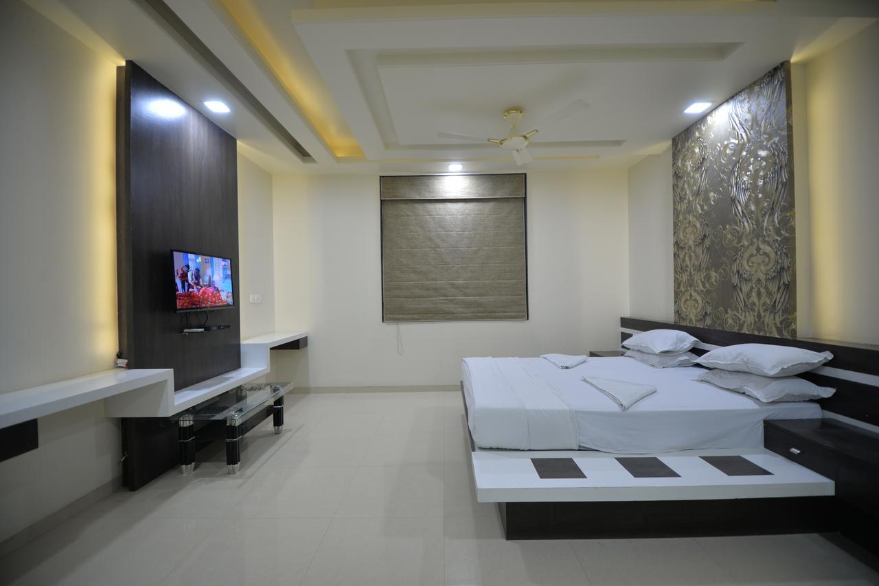 Hotel Radhe Krishna Sholapur Exterior foto